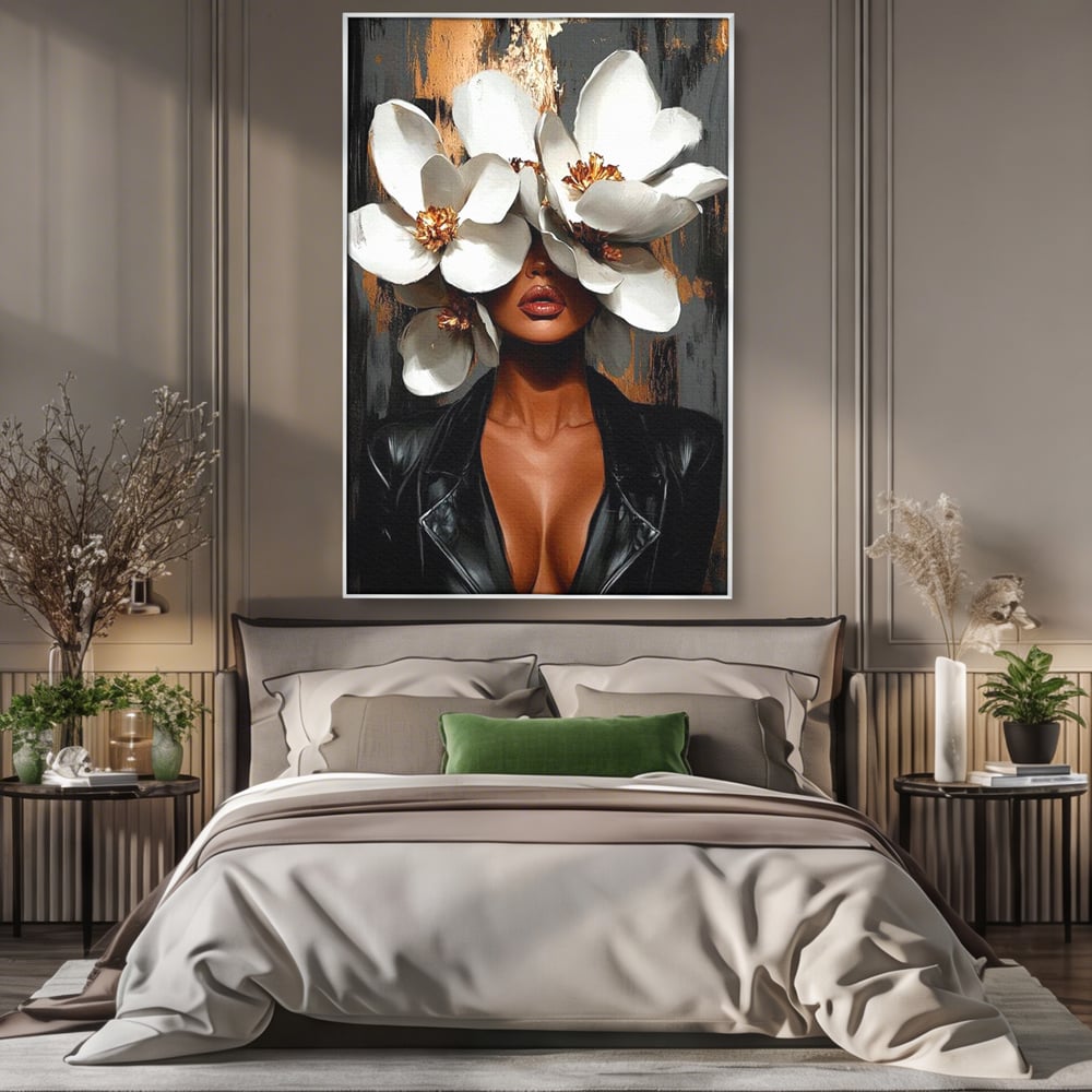 Tablou canvas cu tablou canvas cu femeie si magnolii, in rama de aluminiu argintiu, pe perete intr-un dormitor